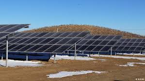 کارکرد پنل‌های خورشیدی در آب‌وهوای برفی چگونه هست؟